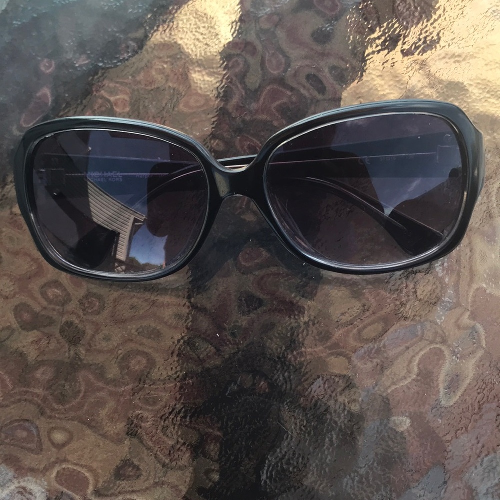 Black oval size sunglasses
